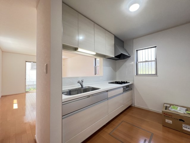 清潔感あふれるホワイトを基調としたキッチン