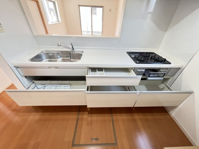 引き出し収納で使いやすいキッチン　上部棚付きで収納力たっぷり