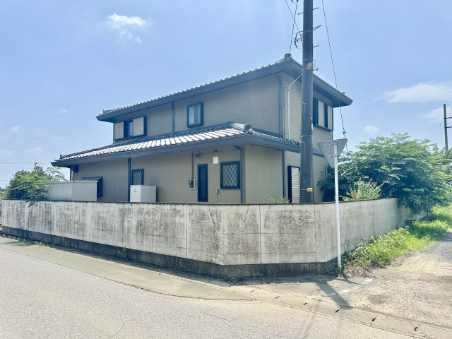 ■外観｜角地に面しているため、陽の当たる時間が長く、冬でもあたたかいです。