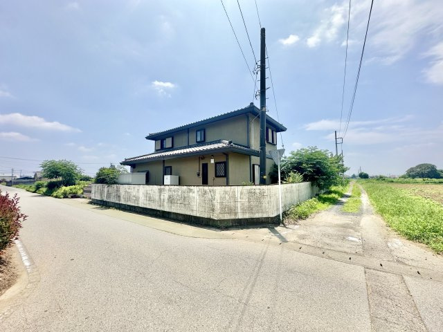 ■外観｜開放的な角地の区画なので、日当たり通風は良好です♪