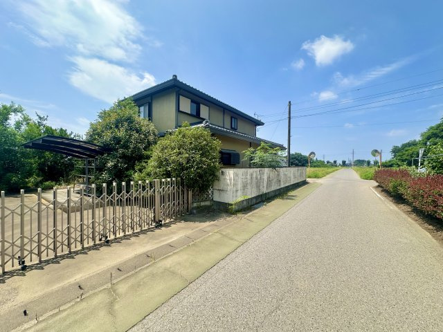 ■外観｜前面道路が広く見渡しが良いので、車の安全確認もばっちり！