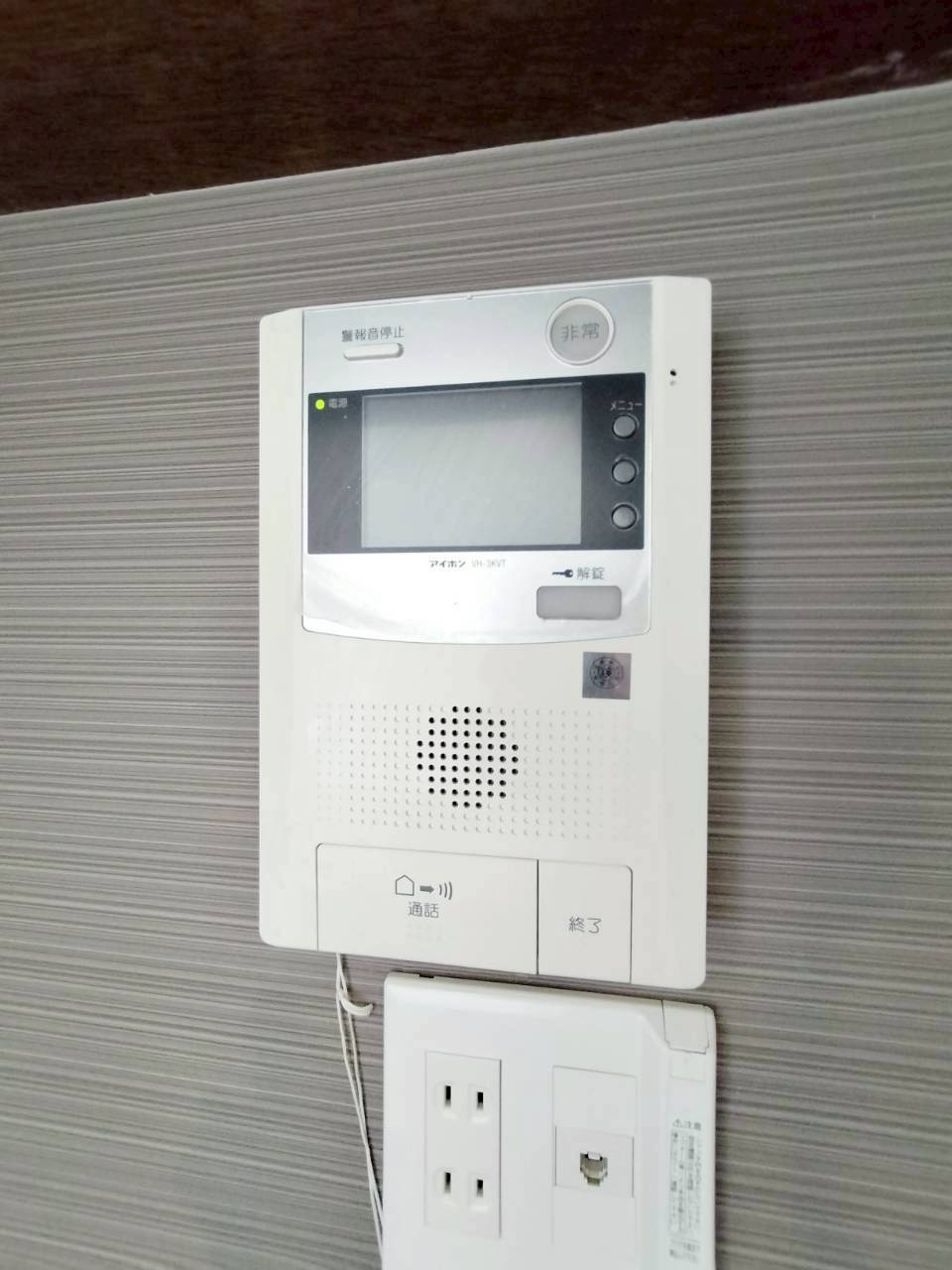 TVモニター付きインターホンを完備。来客の姿を室内からしっかり確認できるため、防犯面でも安心感のある住まいです。