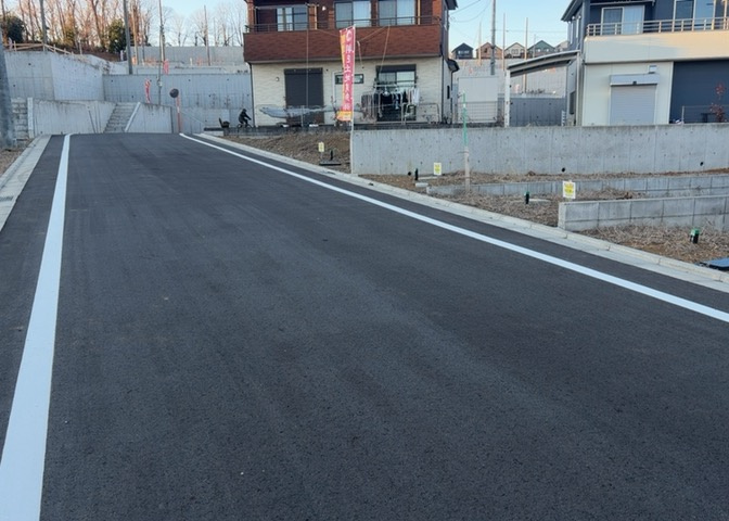 現地に行くなら、物件の周囲の地形がどうなっているかを見ることも大切です。周辺より低くなっている土地では、大雨などで水が集まりやすいため、地盤が弱くなっているということも考えられるため、注意が必要です。