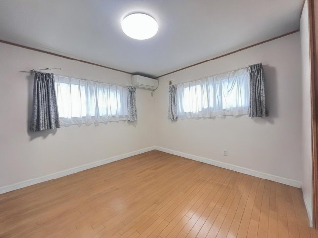 ～2面窓で明るく風通しも良好な寝室～