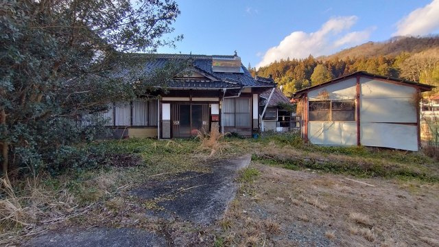 部屋数が豊富な7ＤＫ古民家、倉庫物置、畑つき