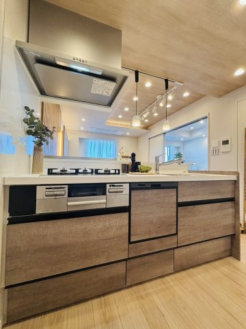 システムキッチン新規交換済み。食洗機、ディスポーザー、3口ガスコンロ・グリル付き