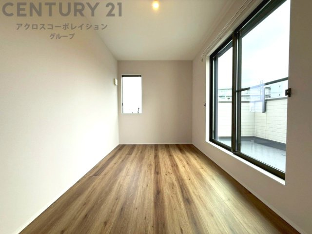 子供部屋…創造性や成長を促す遊びの空間を提供。学習や趣味に集中できる環境を整えます。個別のプライベートスペースは自己表現と自立心を育み、心地よい睡眠環境を整えリラックスできる場所を提供。