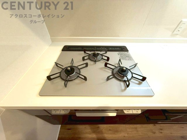 多数の調理器具を同時に使用でき、料理の効率化が可能。省エネで節約になり、様々な料理スタイルに適応できます。また、火力調整が独立しており、手入れや掃除もしやすく、今よりもっとお料理が楽しくなるかも。