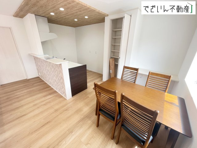 室内構成に拘り採光とセンスを散りばめた空間。それは『柔らかさ』に似た素敵な居場所。そこに暮らす人のことを考えつくり出したものは『癒し』という心地よい居場です。　現地(2026年8月撮影)