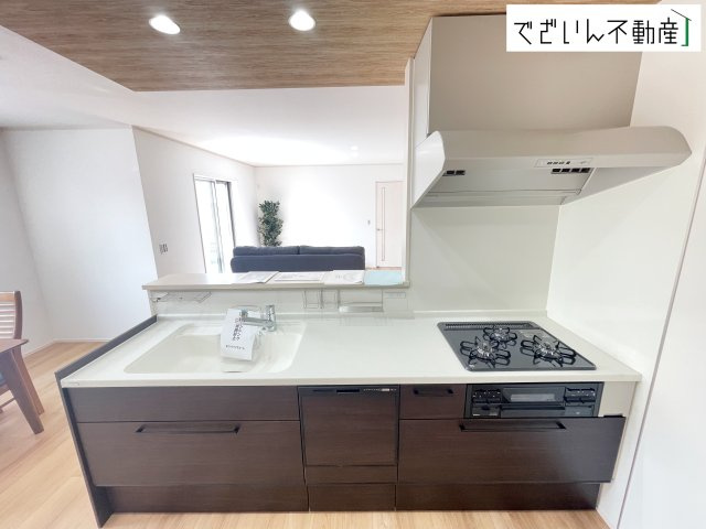 ご家族みんなで調理ができる位のスペースを実現したキッチン空間となっております。みんなで作った料理を召し上がりながらの会話は、自然と笑いが絶えない空間がそこに広がります。　現地(2026年8月撮影)