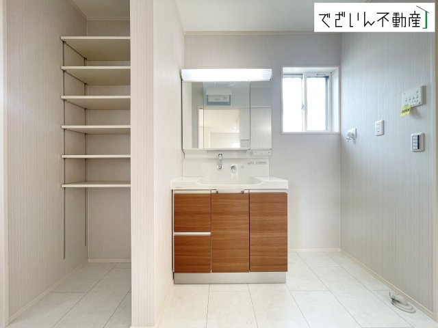 朝の支度も家族並んでスムーズに。洗面台の広さと収納力が、忙しい毎日を支えてくれます。　現地(2026年8月撮影)