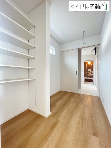 室内物干し可能なランドリールームです。収納付きなので便利ですね♪　現地(2026年8月撮影)