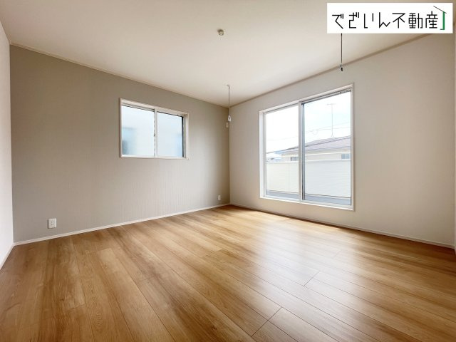 夫婦の寝室としても使える落ち着いた居室。育児の合間にほっと一息つける、静かな時間を守ってくれます。　現地(2026年8月撮影)