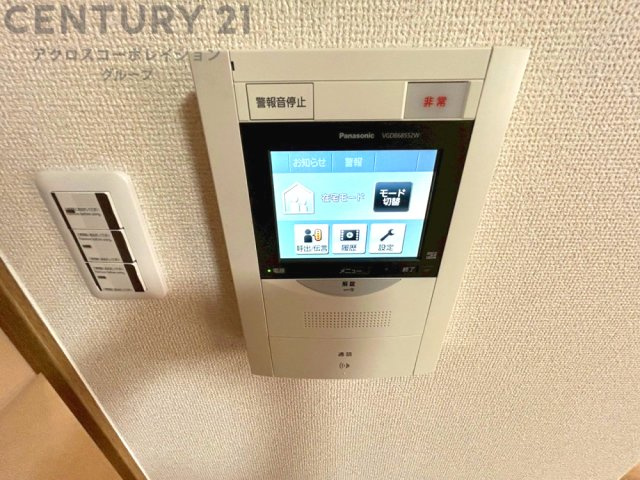 訪問者が来たときにテレビ画面で確認できるため、安心してドアを開けられます。録画機能があるものもあり、留守中に来訪者を記録しておくことができます。利便性が高く、セキュリティ面でも安心です。