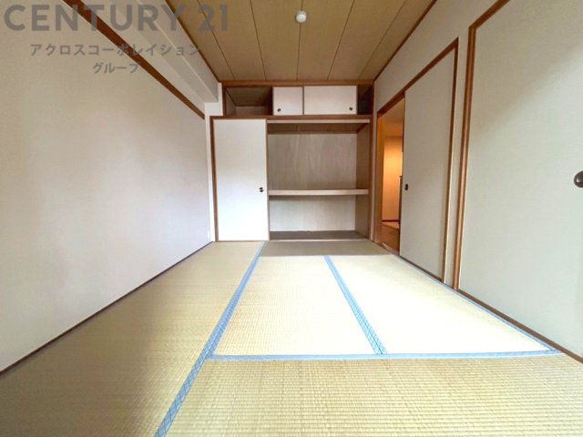 リビング横の和室スペースはリビングと続きで利用してもデザイン性のとれる洋風和室になります。やっぱり一室は欲しい和室は客間や小さなお子様の寝かせ付けなどにも便利です。