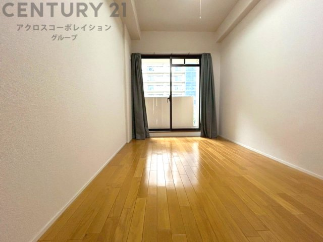 明るい色合いのフローリングとクロスを使用した洋室は家具やインテリアとも調和しやすく空間が広く感じられ開放感を生み出します。自然光を効果的に反射し、室内を明るく保つため、日中の照明使用を抑えられます。
