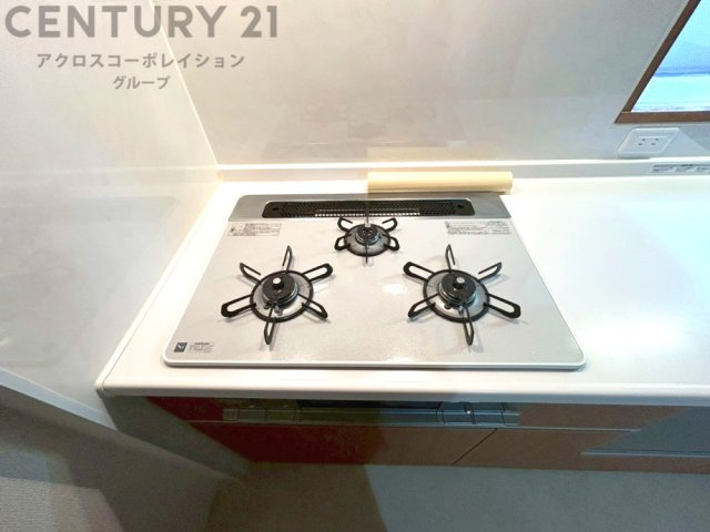 多数の調理器具を同時に使用でき、料理の効率化が可能。省エネで節約になり、様々な料理スタイルに適応できます。また、火力調整が独立しており、手入れや掃除もしやすく、今よりもっとお料理が楽しくなるかも。