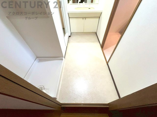 衣服の収納や脱ぎ着や整理整頓がしやすく、湿った衣類を乾燥させるスペースがありカビや臭いの発生を防ぎます。床の汚れを他の部屋に持ち込まず清潔を保つことができます。また快適な入浴環境の整備にも役立ちます。