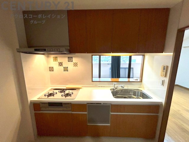 シンプルなデザインと使いやすさを兼ね備えた対面式システムキッチンは、効率的な作業スペースを提供し、家族やゲストとのコミュニケーションを促進します。