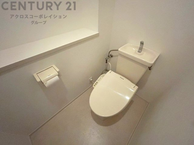 温水洗浄便座付トイレは温水洗浄機能により、暖かい水でおしりを洗浄することができ、冷たい水を使う従来の便座に比べ、温水洗浄機能で暖かいトイレを提供し、快適な使用を可能にします。