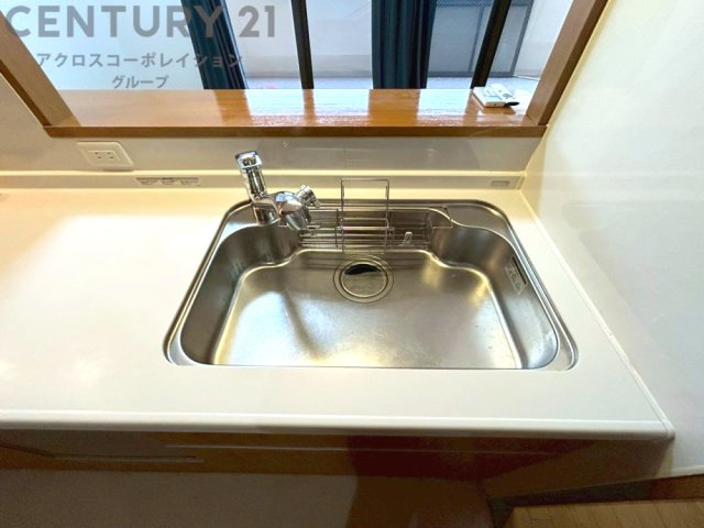 大きなシンクでお鍋などの大きな調理器具を洗う際にも便利です。　