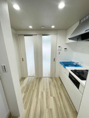 ダイニングキッチンは、洋室の可動間仕切りを開放すれば広々とした空間になります。