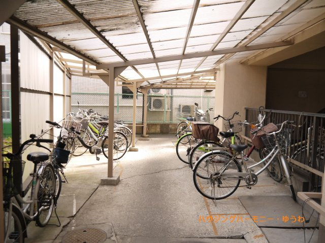 屋根付きの駐輪場となっていますので、雨の日でも大切な自転車が濡れずに済みます。