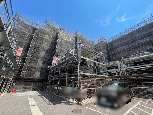 敷地内に駐車場がございます。　空き有(2026年9月時点)