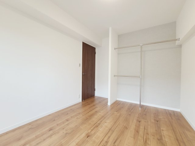 〇各部屋には窓が付いているので全体的に明るくなっております。広めの収納スペースもあるので嬉しいポイントですね。