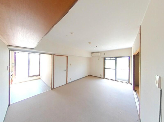 各部屋の窓から自然光が差し込み、明るい室内♪