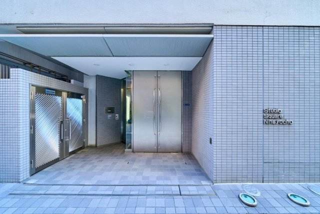 上質感漂うエントランスアプローチ。居住者の帰り、訪れる方を優しく迎える・安らぎに満ちた生活空間を予感させます。　