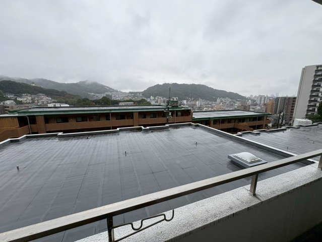 バルコニーからは開放的な景色が広がり、自然豊かな風景を望むことができます。視界を遮る建物が少なく、遠くの街並みまで見渡せる眺めが魅力です。天気の良い日には青空が広がり、穏やかな時間を過ごせます。