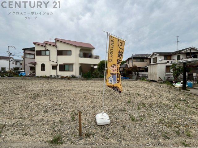 阪急伊丹線「新伊丹駅」まで徒歩8分とアクセスが良く、平坦な地形に位置する閑静な住宅街です。鈴原