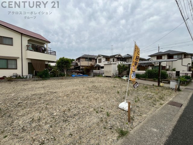鈴原小学校が徒歩3分と近く、公園や内科医院も近隣にあるため、特に子育て世帯に住みやすい環境が整っています。
