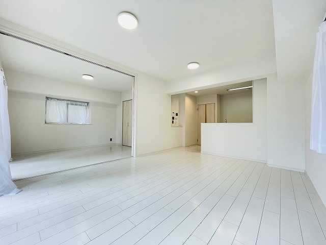 隣りの洋室とつなげるとリビングはさらにゆったり♪　ご家族にあわせて使い方自由です