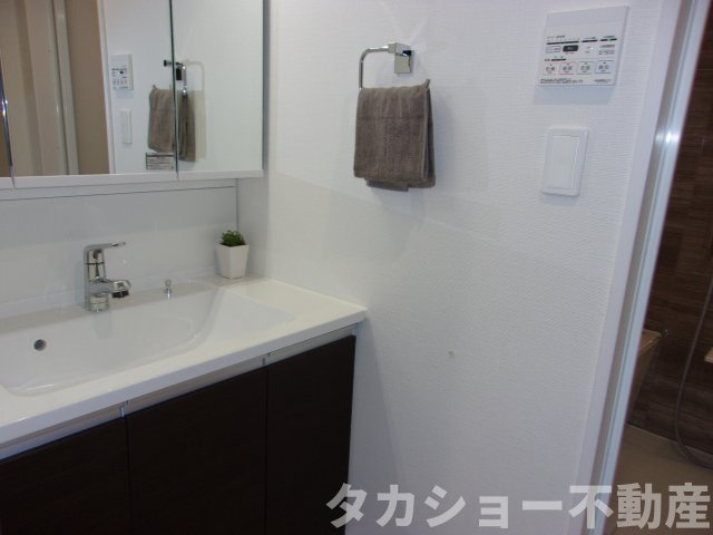 朝の支度にも助かる、独立の洗髪洗面化粧台