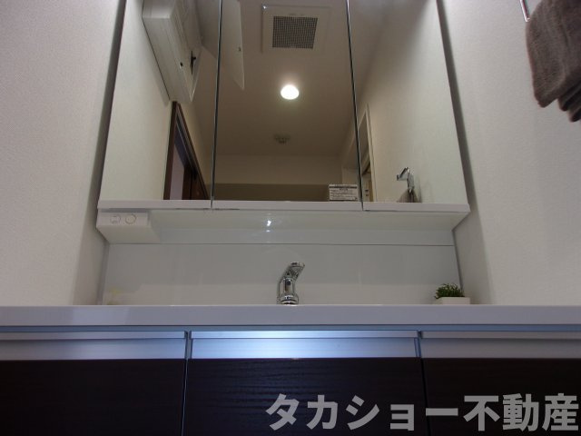 独立洗面台、小物を置くことができて便利です