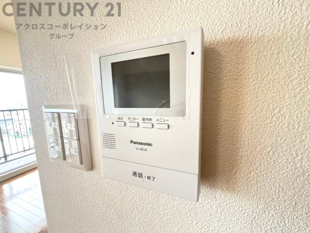 訪問者が来たときにテレビ画面で確認できるため、安心してドアを開けられます。録画機能があるものもあり、留守中に来訪者を記録しておくことができます。利便性が高く、セキュリティ面でも安心です。