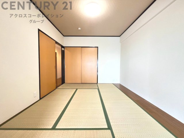 リビング横の和室スペースはリビングと続きで利用してもデザイン性のとれる洋風和室になります。やっぱり一室は欲しい和室は客間や小さなお子様の寝かせ付けなどにも便利です。
