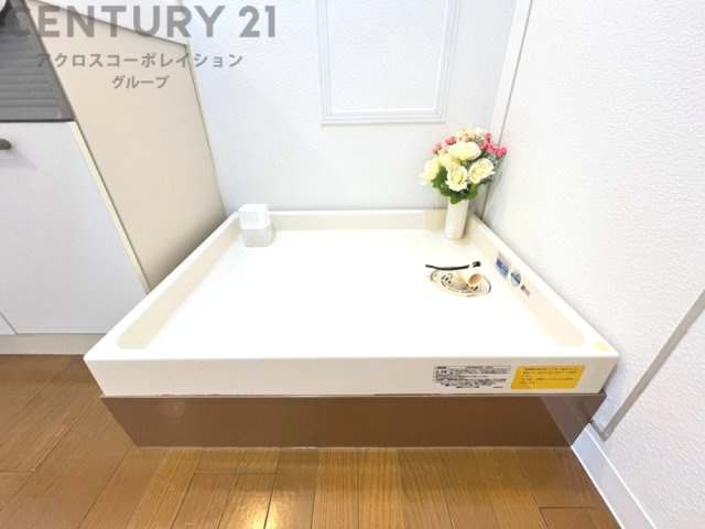 洗濯物の仕分け作業がしやすく、整理整頓が容易になります。洗濯音や湿気を他の部屋に持ち込まず、生活環境を快適に保ちます。上部を活用すれば収納スペースを確保でき洗剤や洗濯用品の整理もしやすくなります。