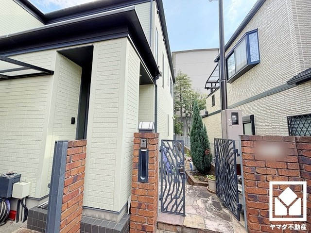 キッチンはカウンター付きの対面式。配膳や片付けがしやすく、お料理中でもお子様の様子が分かって安心です。