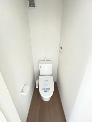施工例。2階にもトイレです。施工例は完成時と異なる場合があります。