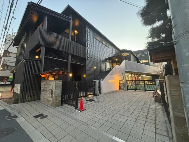 マンション目の前の城南幼稚園・城南小学校のため安心安全です！土日は野球、平日は信号無しで学校まで行けます！