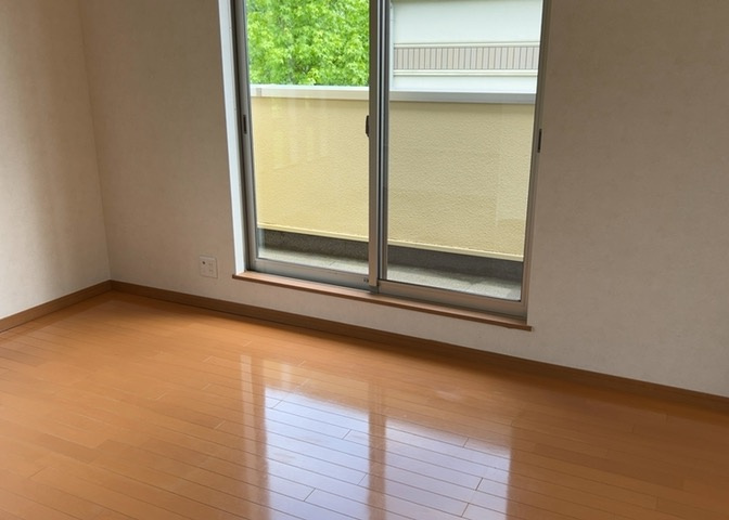 洋室のメリットは重い家具が置きやすく、身の回りが整理しやすいことです。　床がフローリングのため畳とは異なり凹みにくいです。　クローゼットなど収納が豊富で、普段使わない旅行カバンや服の整頓も簡単にです。