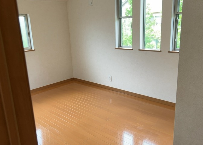 寝室でゆっくりと過ごすためにはベッド周りの適度な空間を担保することや窓の位置、照明の明るさ、寝室の広さなどを考える必要があります。自身や家族の構成とライフスタイルに併せて寝室にする部屋を選びましょう！