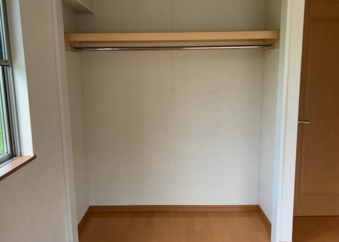 デザイン性を重視しすぎて収納が少なかった！なんてことにならないため、事前に現地で収納の数を確認しておくことをお勧めします。クローゼット以外にも床下収納や屋根裏収納、パントリーなどもチェックしましょう。