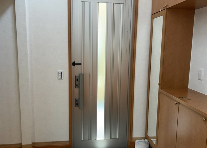 玄関は家の顔でもあり、家族以外の目にも止まる場所です。玄関は外との間を仕切る扉、靴などをしまっておく収納スペース、靴脱ぎのたたきスペース、来客とのやり取りをするドアホンなど複数のアイテムからなります。