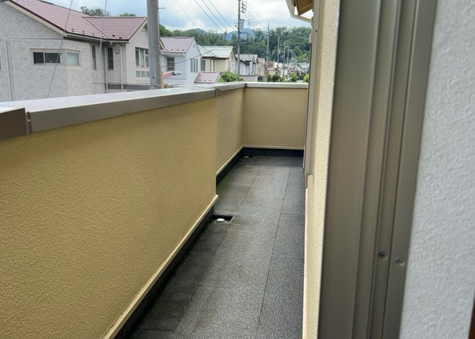 バルコニーは、室外の専用スペースのうち、「屋根がなく開放された空間」であるものを指します。ベランダより広いタイプのものが多く、日当たりもよいため家庭菜園などを楽しみたい人にとって適した環境となります。