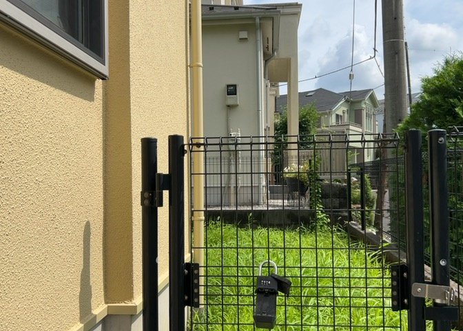 庭があることでガーデニングや家庭菜園はもちろん、こどもの遊び場やペットを放して遊ぶことができます。また、家の周囲に余裕があるということです。隣地との間があれば、十分な日当たりと、風通しが確保できます。