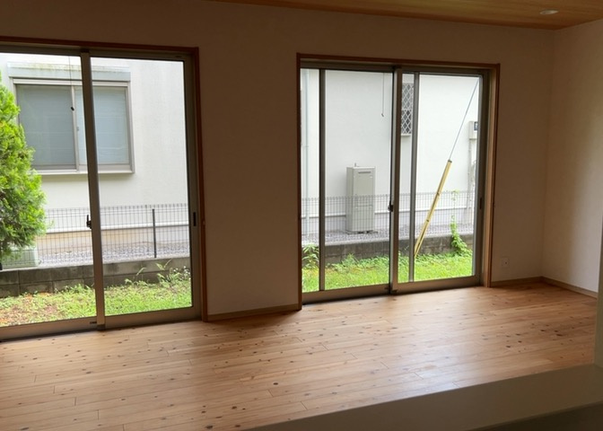L型アイランドタイプは、キッチンからダイニングにもリビングにも目が行き届くので、とても使いやすい配置です。L字型独立タイプは、キッチンを独立させてるためLDKというよりもLDといった様なイメージです。